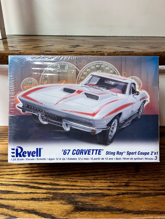 Revell 67 Corvette Sting Ray Model Kit