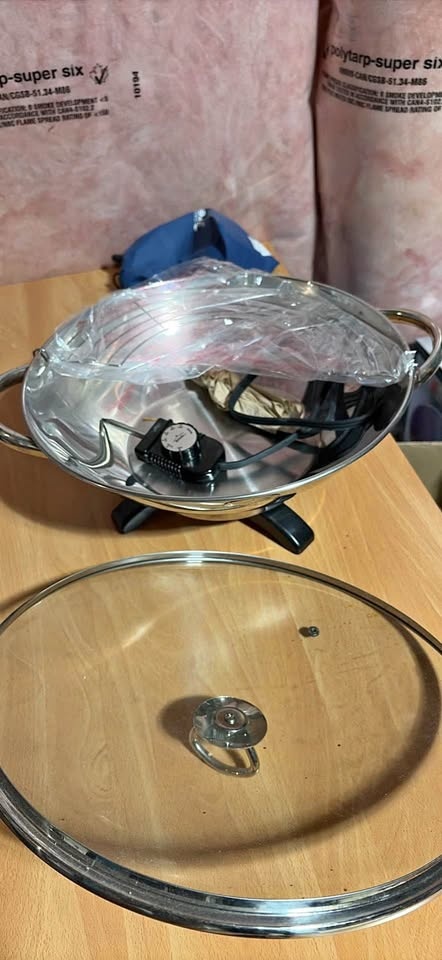 Plug in pot with glass cover