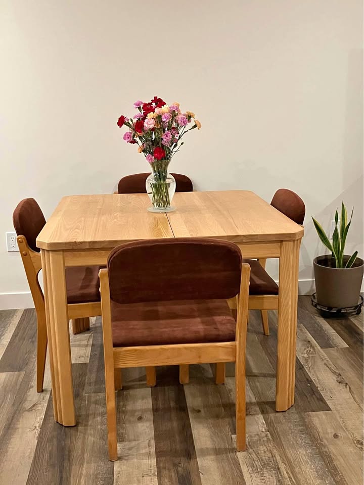 Kitchen / Dining Table