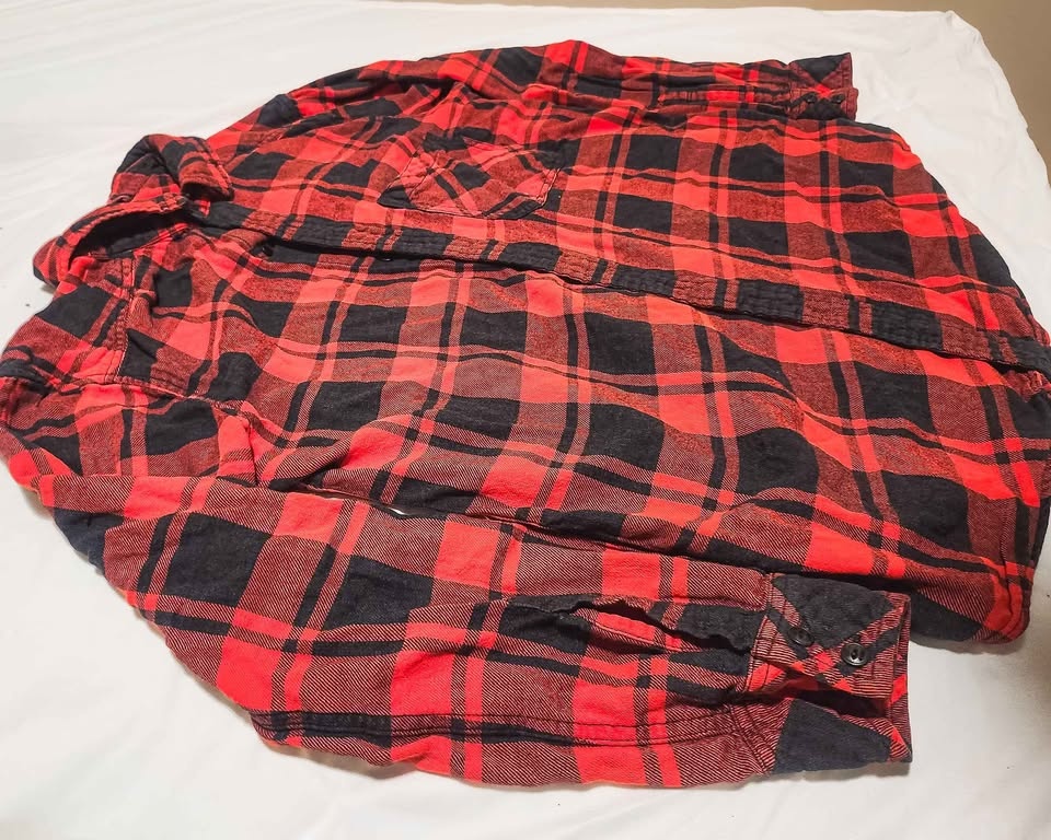 Aritzia TNA Red Plaid Flannel - Size Small - Like New - photo 5