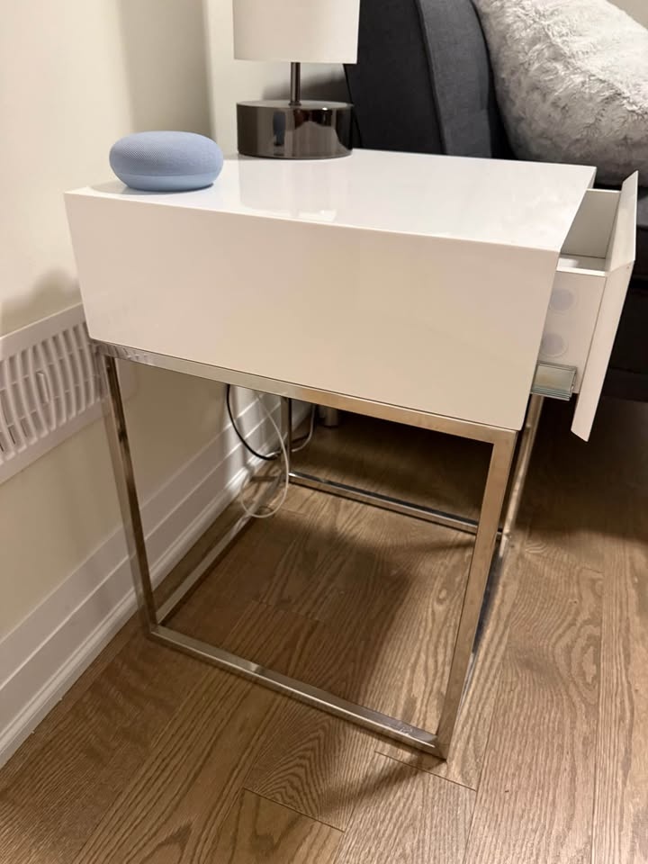 White side accent table - photo 2