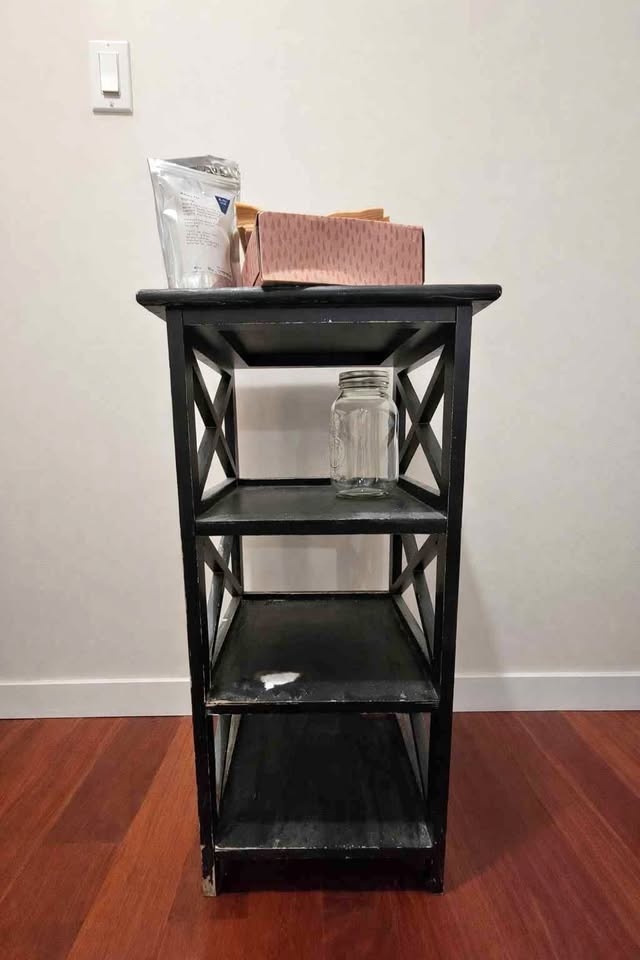 FREE small shelf – worn but usable! 🪴