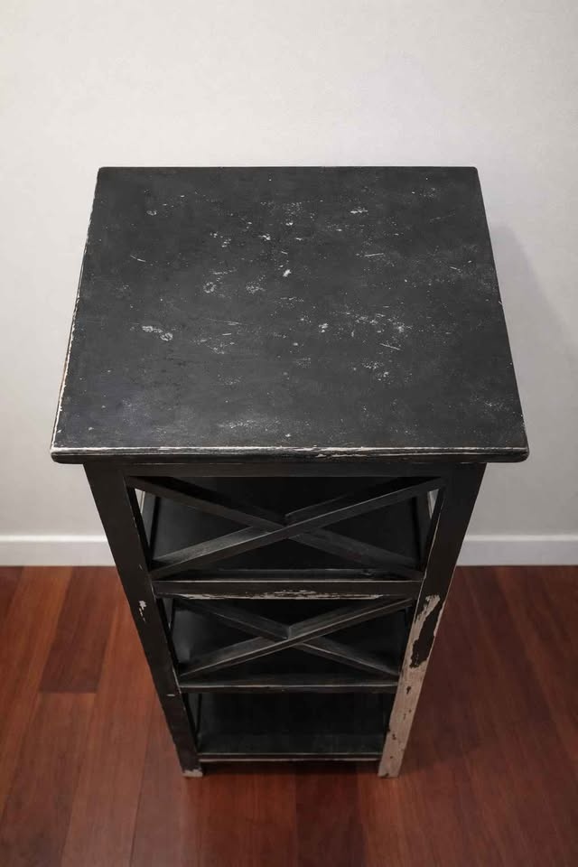 FREE small shelf – worn but usable! 🪴 - photo 2