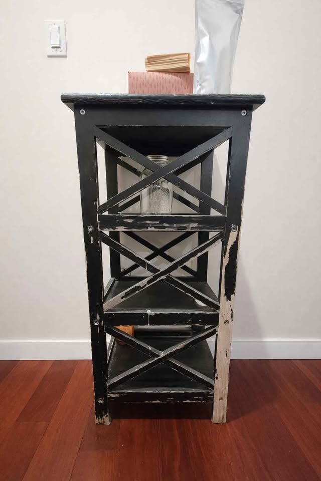 FREE small shelf – worn but usable! 🪴 - photo 3