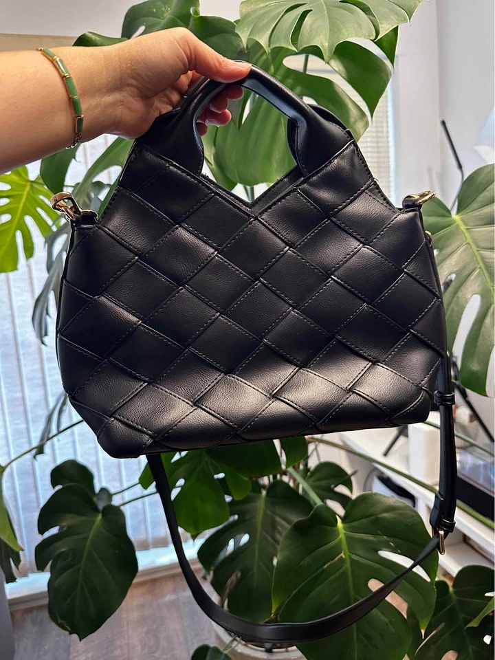 NEW LUXE Black Woven Handbag with Strap - photo 2