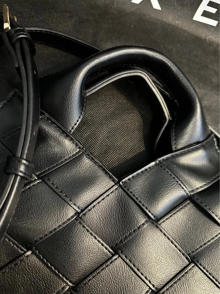 NEW LUXE Black Woven Handbag with Strap - photo 3