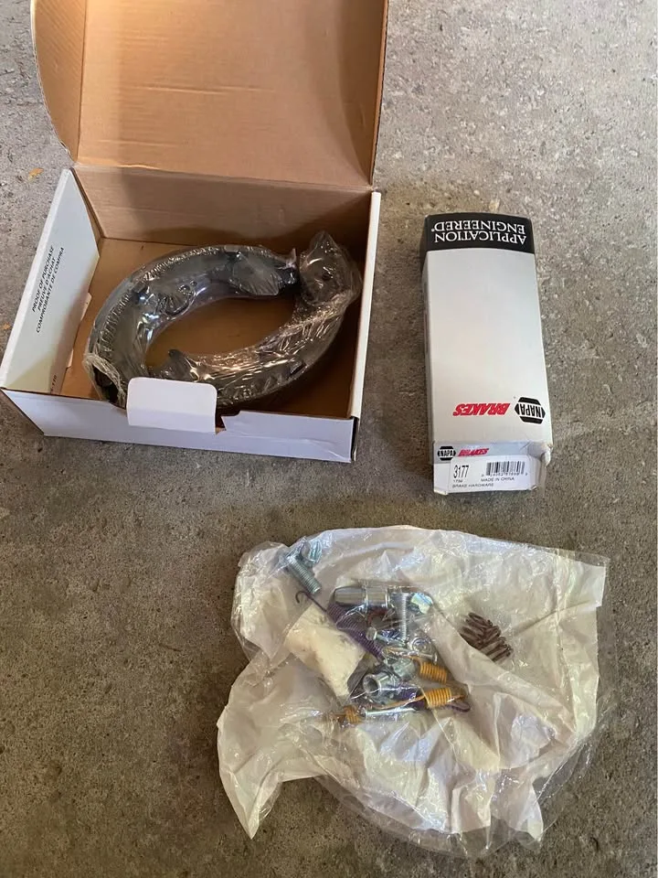 Brand new brake shoes with hardware image indicator(3)