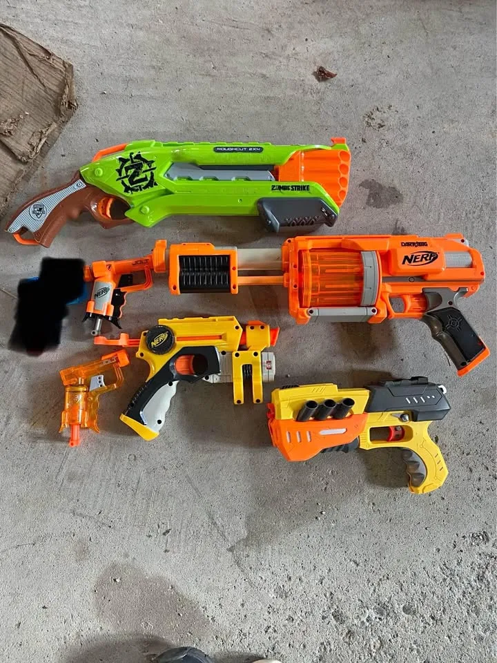 Selling 6 Nerf gun toys thumbnail