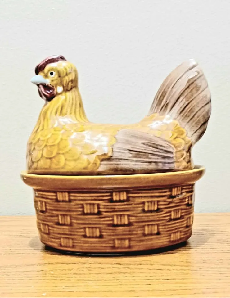 Vtg Textured Ceramic Hen in Nest image indicator(3)
