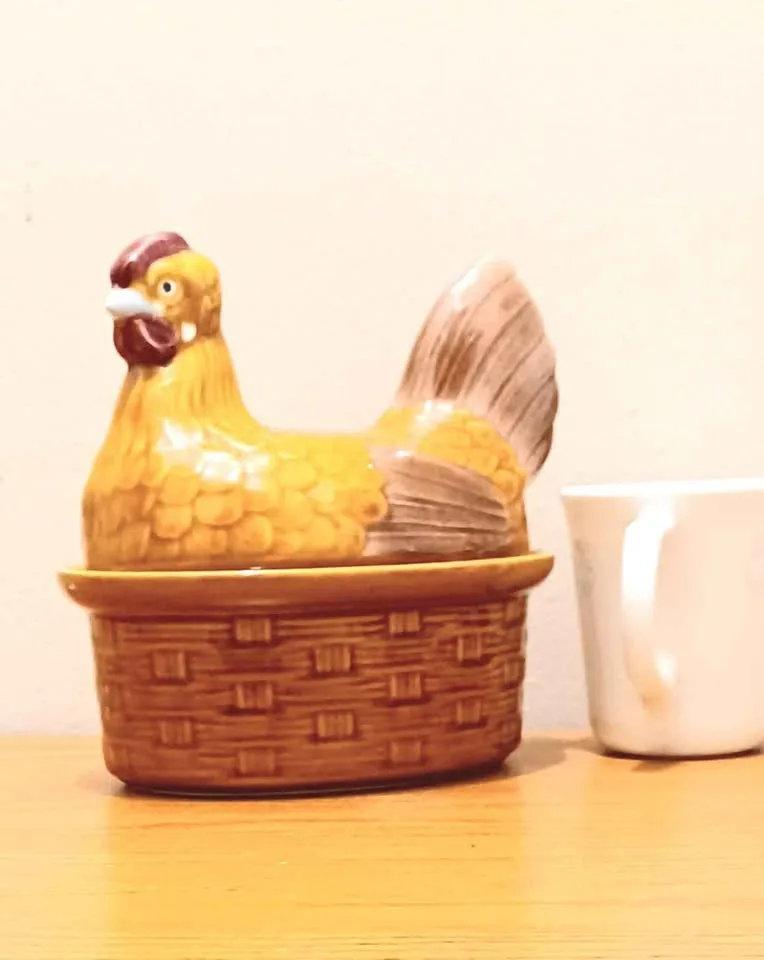Vtg Textured Ceramic Hen in Nest image indicator(7)