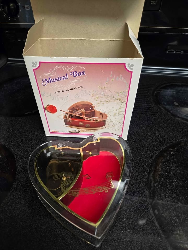 Brand New Heart Music Jewellery Box - photo 2