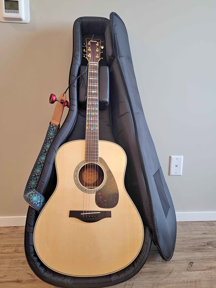 LIKE NEW!! Yamaha LL6 ARE acoustic-electric guitar package