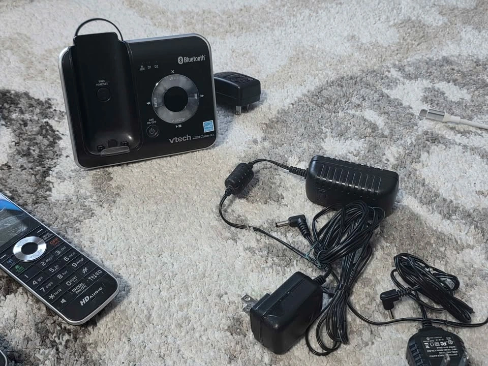 VTech Cordless Phone System 4 Handsets w Bluetooth - photo 3