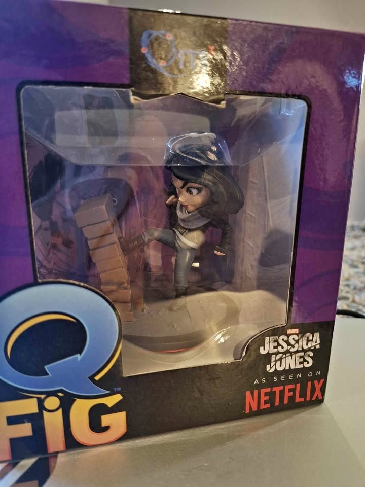 QmX Q Figure Jessica Jones
