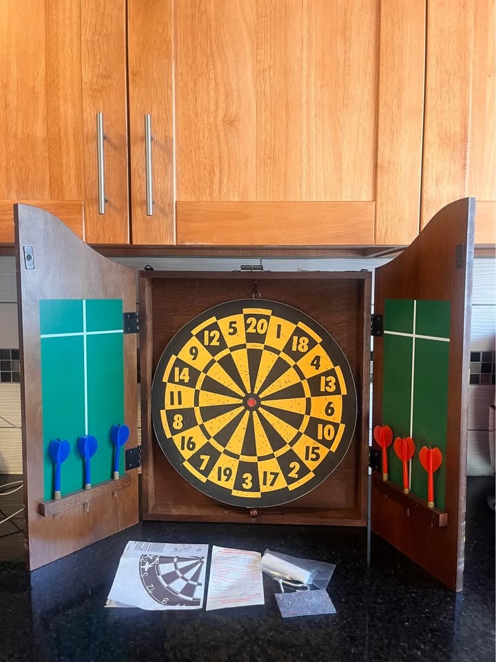 90s Kings Head Pub Vintage Dart Board Cabinet Complete Set - photo 2