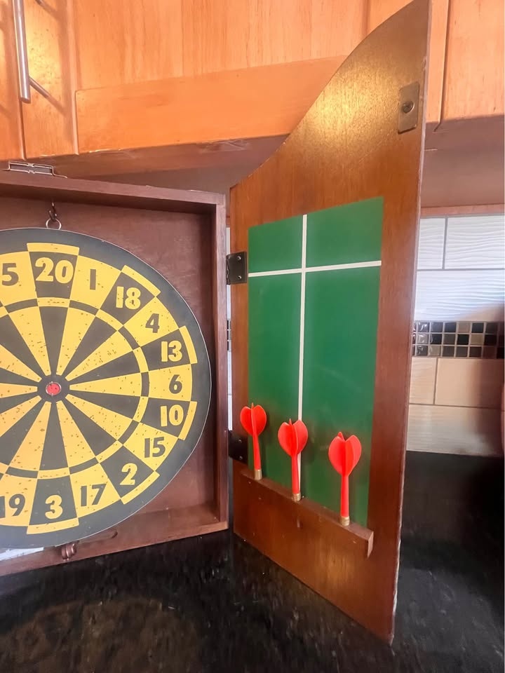 90s Kings Head Pub Vintage Dart Board Cabinet Complete Set - photo 3