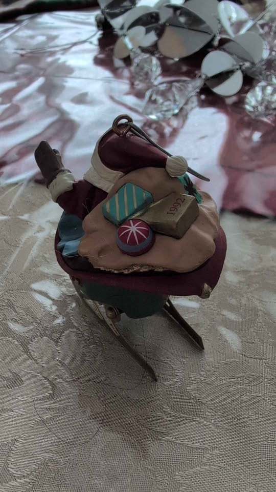 Hallmark 1992 Santa Claus from Santa and his Reindeer Collection - photo 2