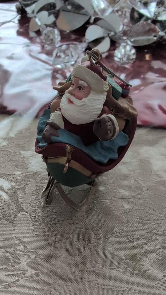 Hallmark 1992 Santa Claus from Santa and his Reindeer Collection - photo 3