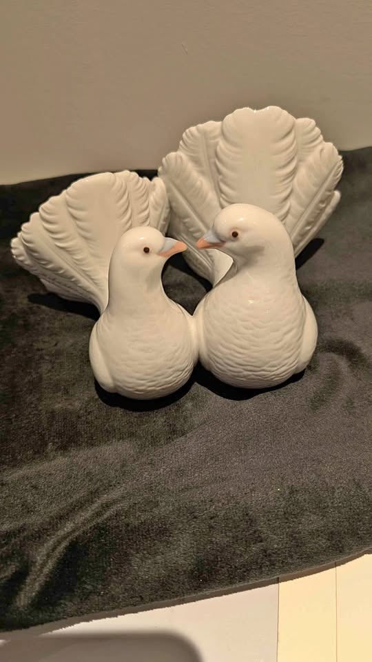 LLADRO Couple of Doves Figurine