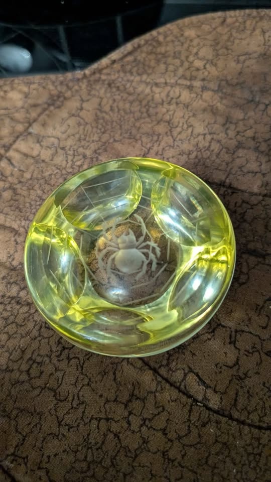 Vintage Webb Corbett Uranium Glass Spider Paperweight - photo 5
