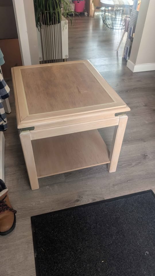 Wood end table with shelf + brass corners - photo 3