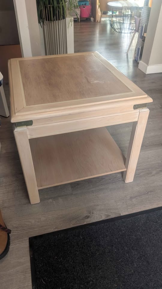 Wood end table with shelf + brass corners - photo 4