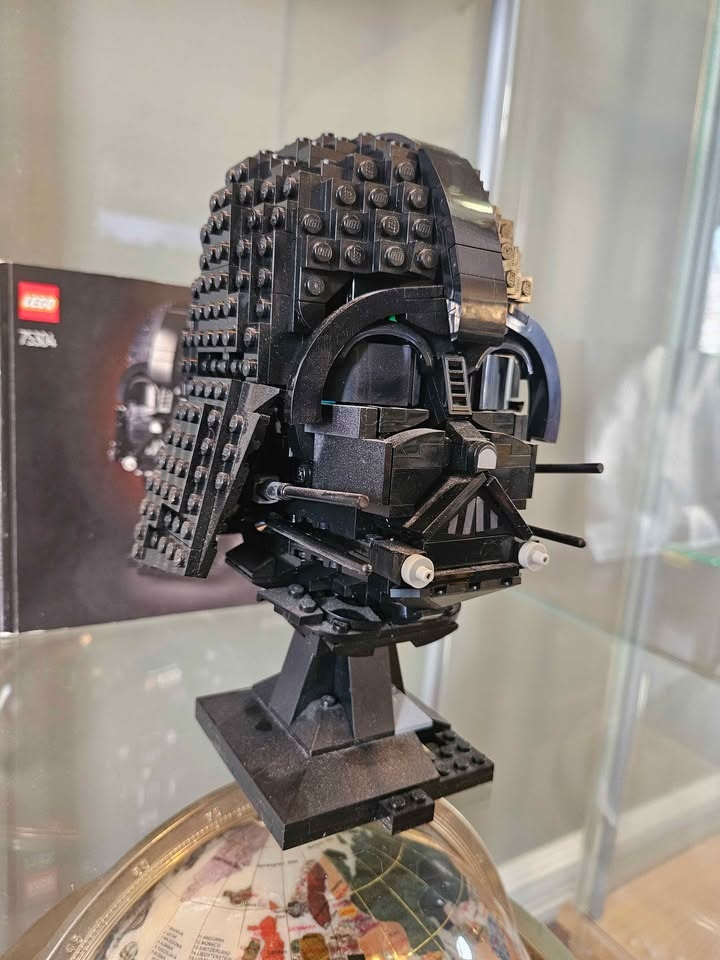 LEGO Star Wars Darth Vader Helmet 75304 - photo 2
