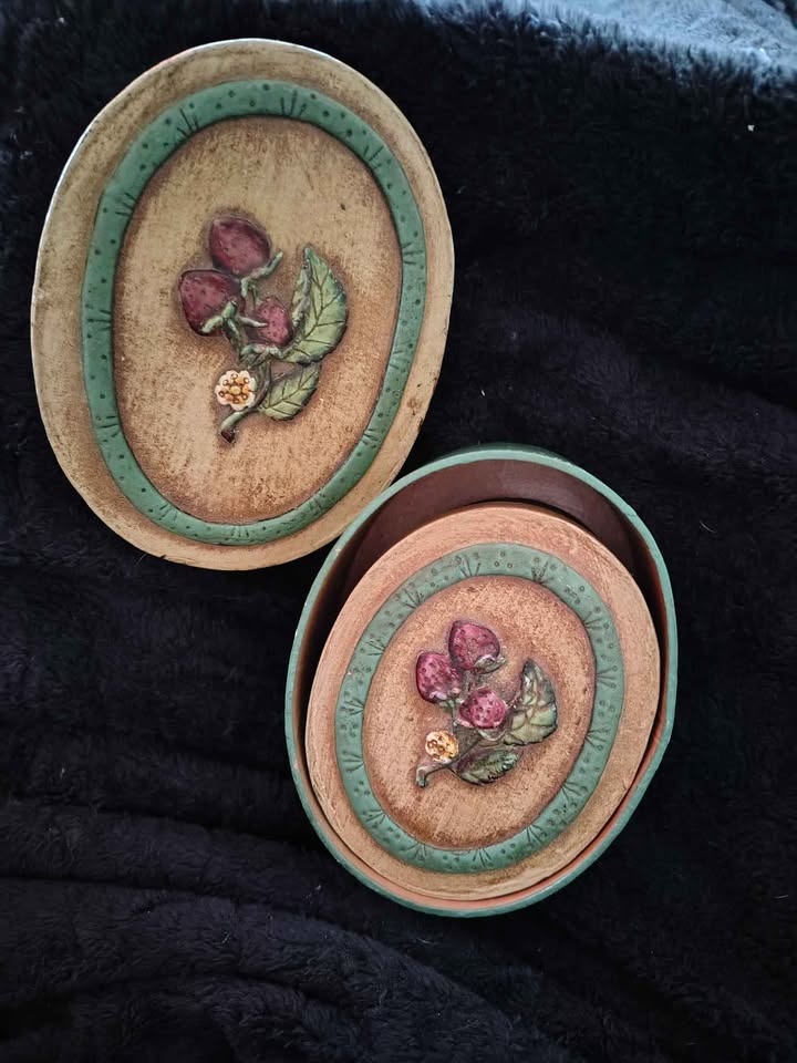 Vintage-style pottery covered box - photo 3