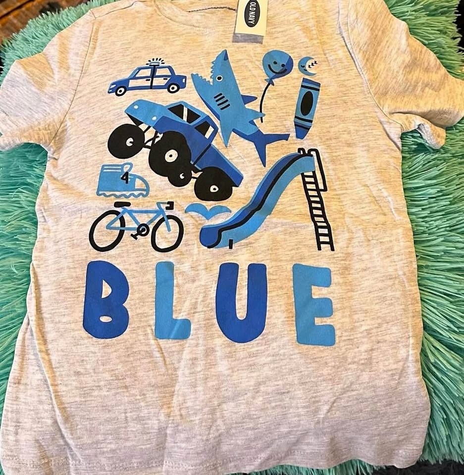 BOYS TSHIRT SIZE:5T COLOUR: LIGHTER GREY
