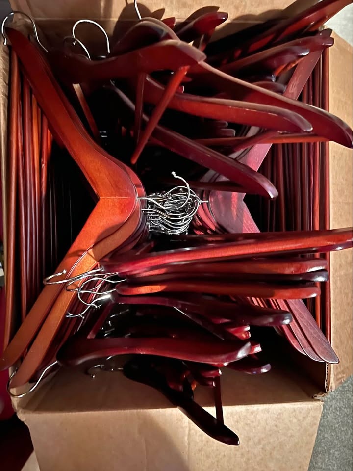 EUC Wood Hangers - 126 Count