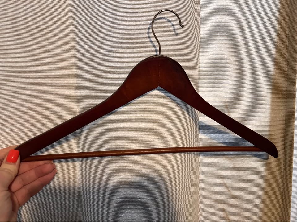 EUC Wood Hangers - 126 Count - photo 2
