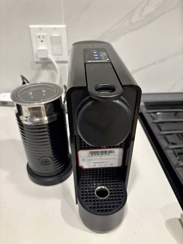 Nespresso Essenza Plus & Aeroccino 3 Milk Frother