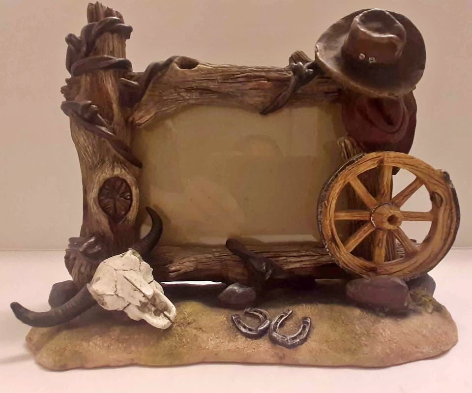 Rustic Western-style picture frame features 3D