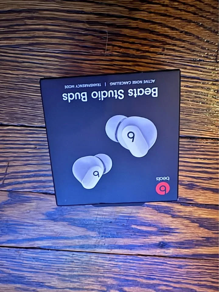 White Beats Studio buds thumbnail