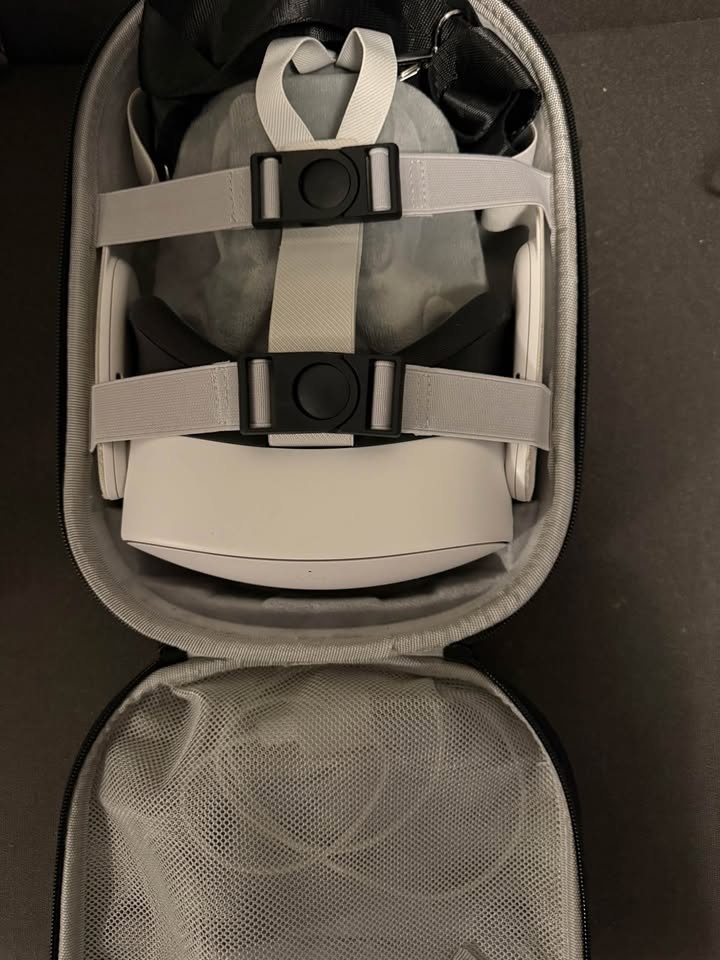 Meta Quest 3s + Carrying Case - photo 2