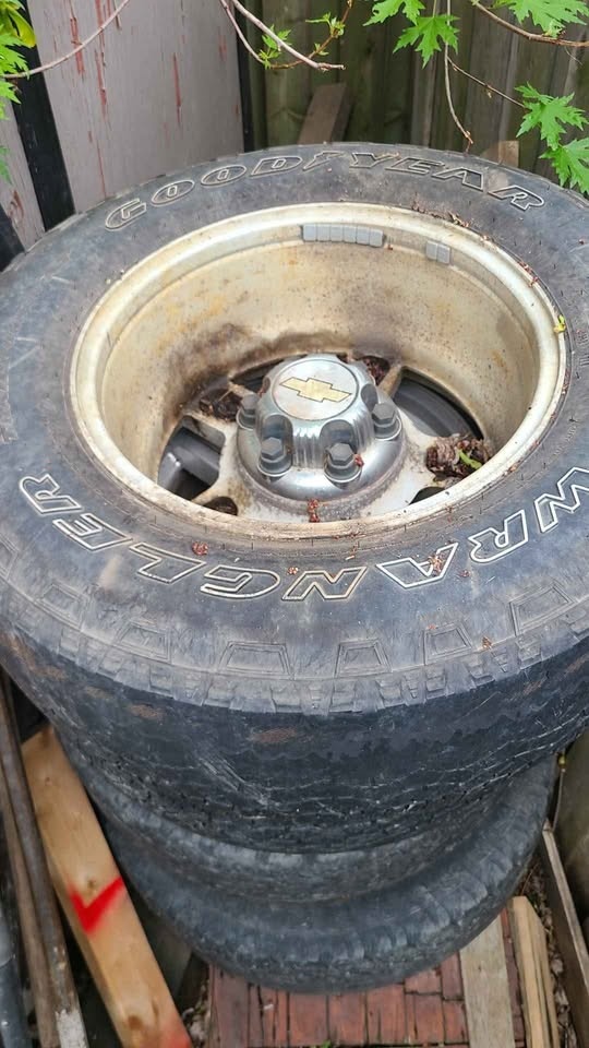 265/70/R17 Alloy Rims off GMC Sierra - photo 3