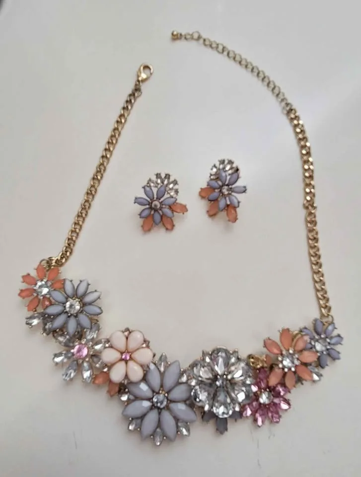 Statements Necklaces image indicator(5)