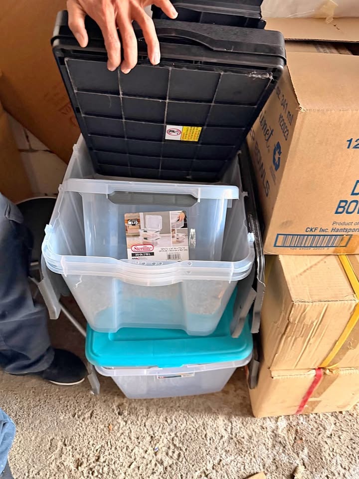 6 Large Storage Containers with Covers