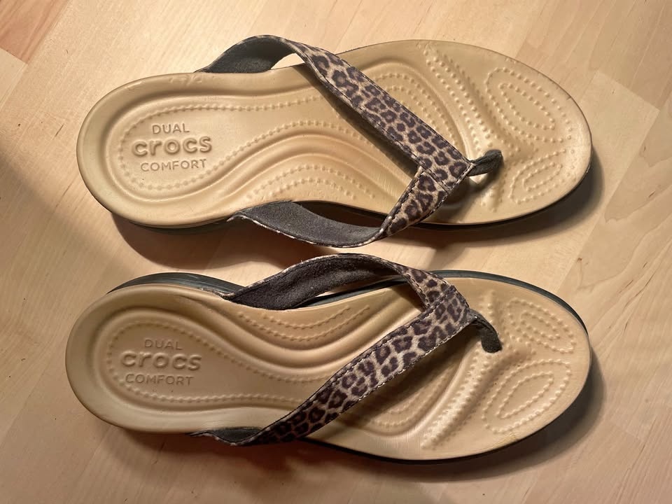 Crocs Capri V Leopard Print Flip-Flops - US 6-7