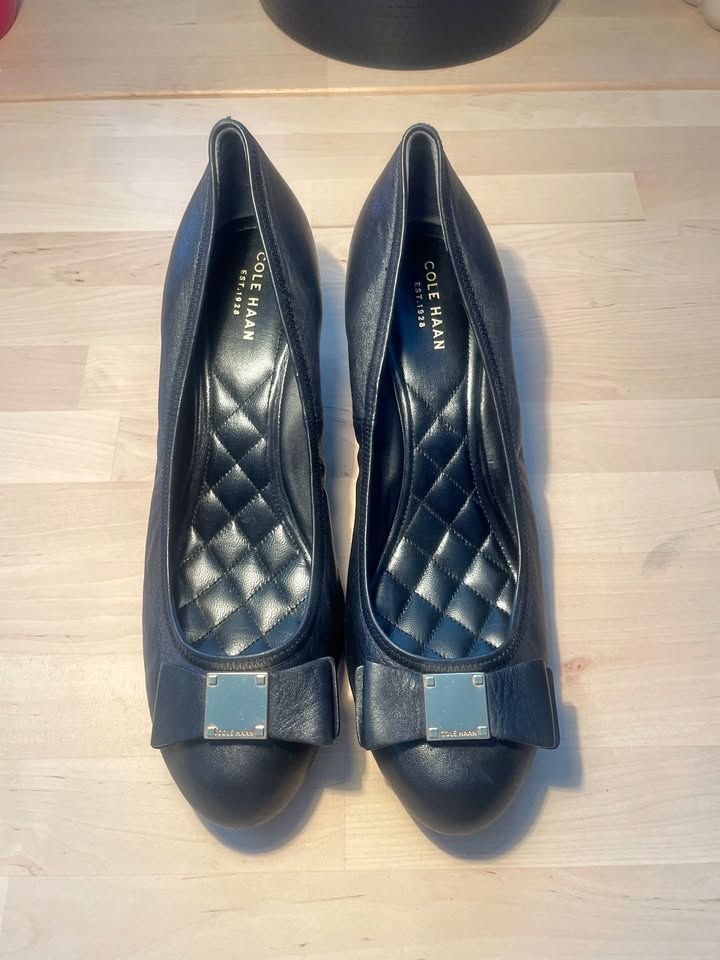 Black leather Cole Haan Tali Grand Bow Wedge pumps, size US 10