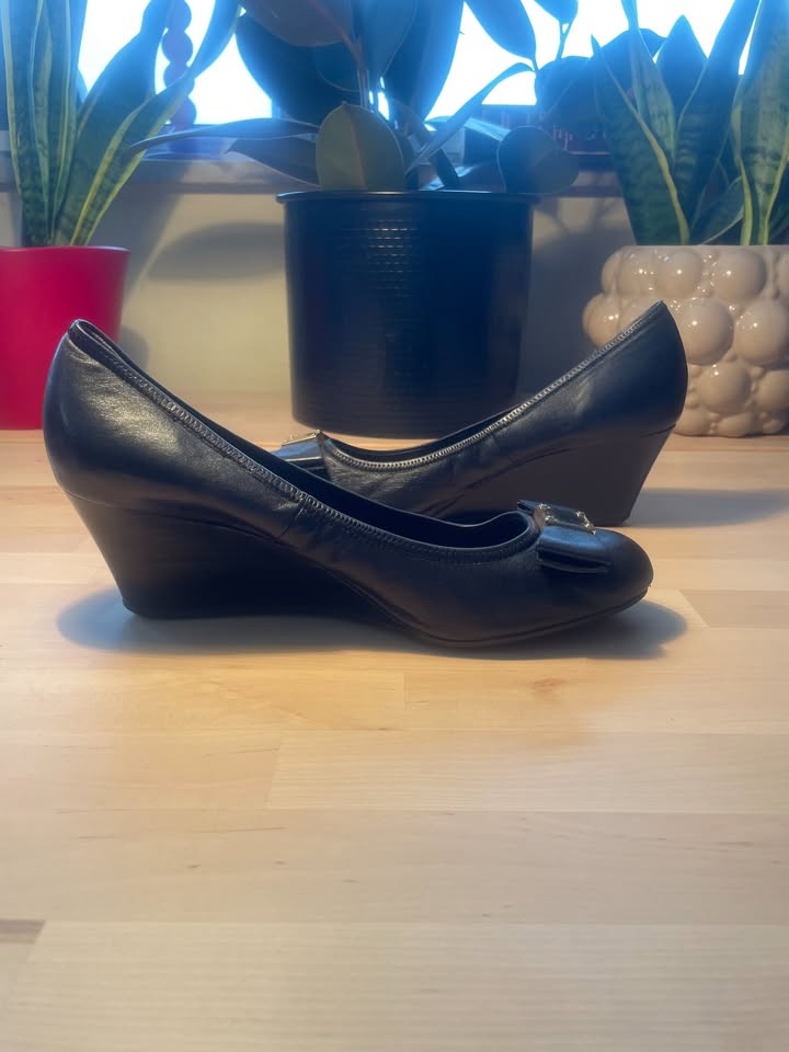 Black leather Cole Haan Tali Grand Bow Wedge pumps, size US 10 - photo 3