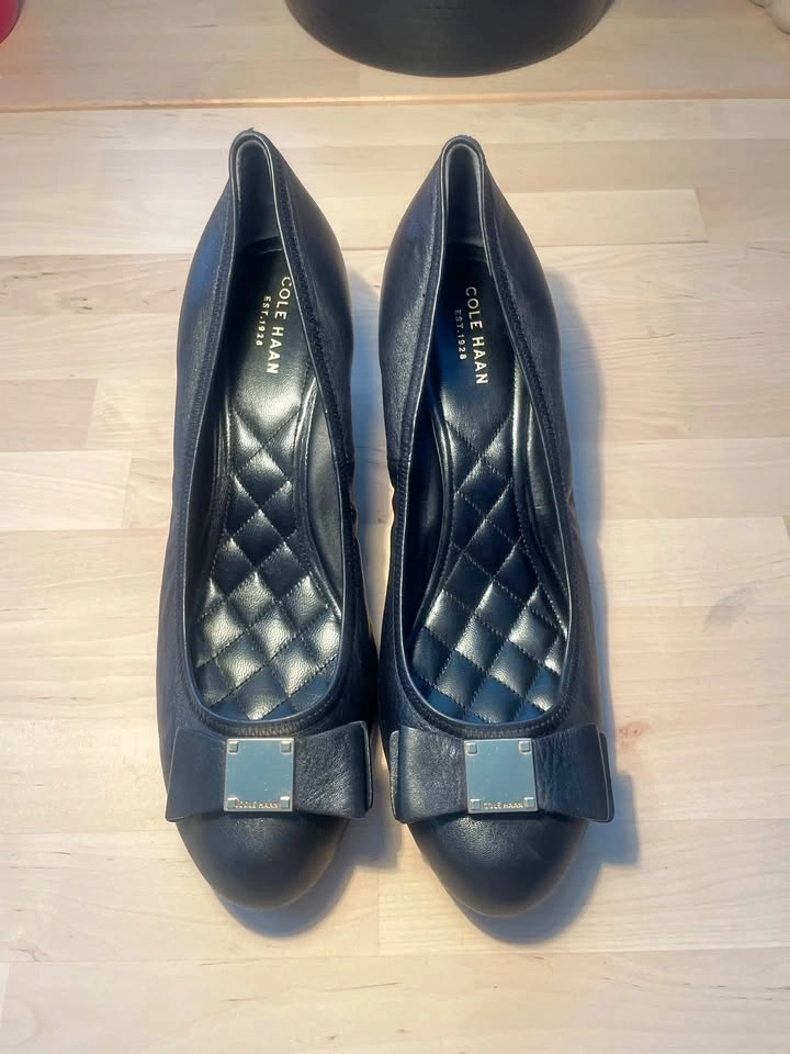 Black leather Cole Haan Tali Grand Bow Wedge pumps, size US 10