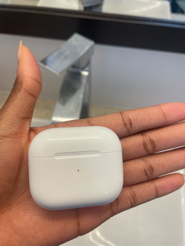 Apple Wireless Charging Case for AirPods 3rd Gen