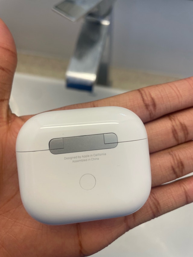 Apple Wireless Charging Case for AirPods 3rd Gen - photo 2