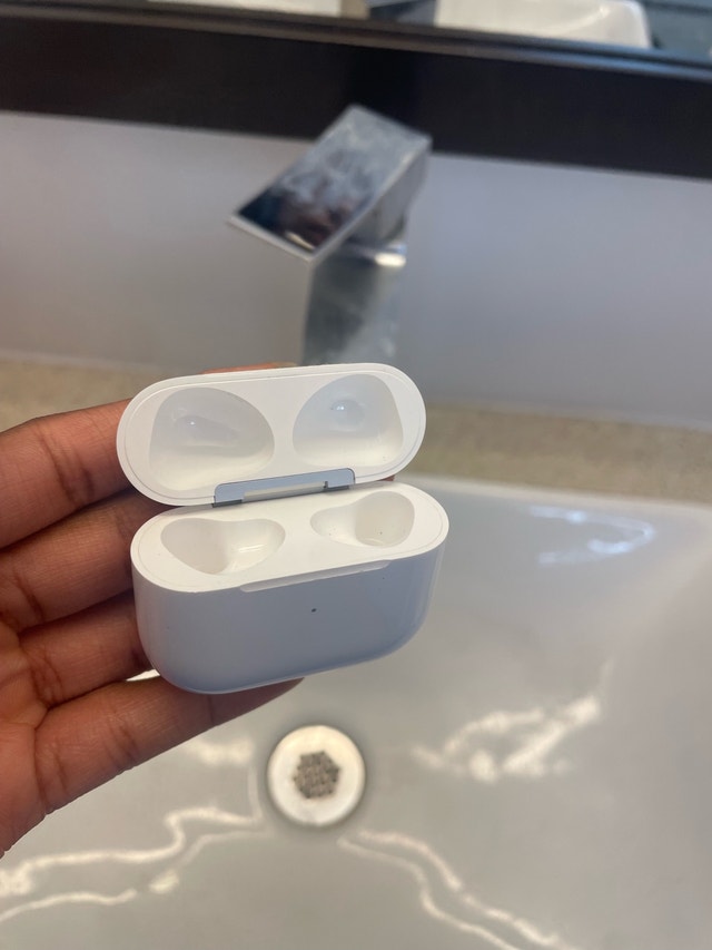 Apple Wireless Charging Case for AirPods 3rd Gen - photo 3