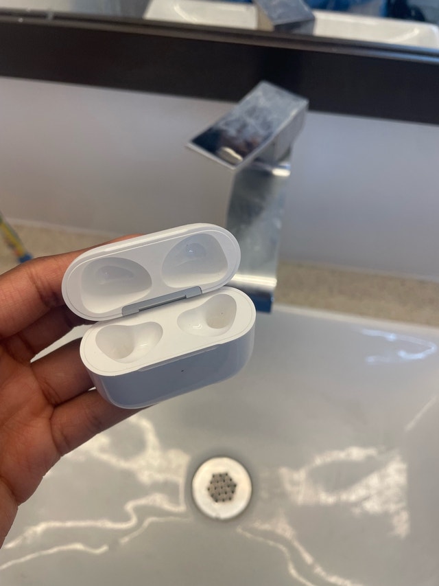 Apple Wireless Charging Case for AirPods 3rd Gen - photo 4