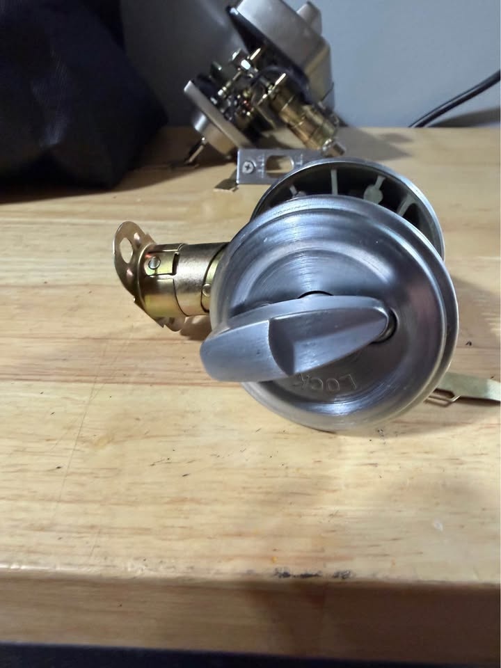 Weiser Deadbolt with Changeable Keys - photo 2
