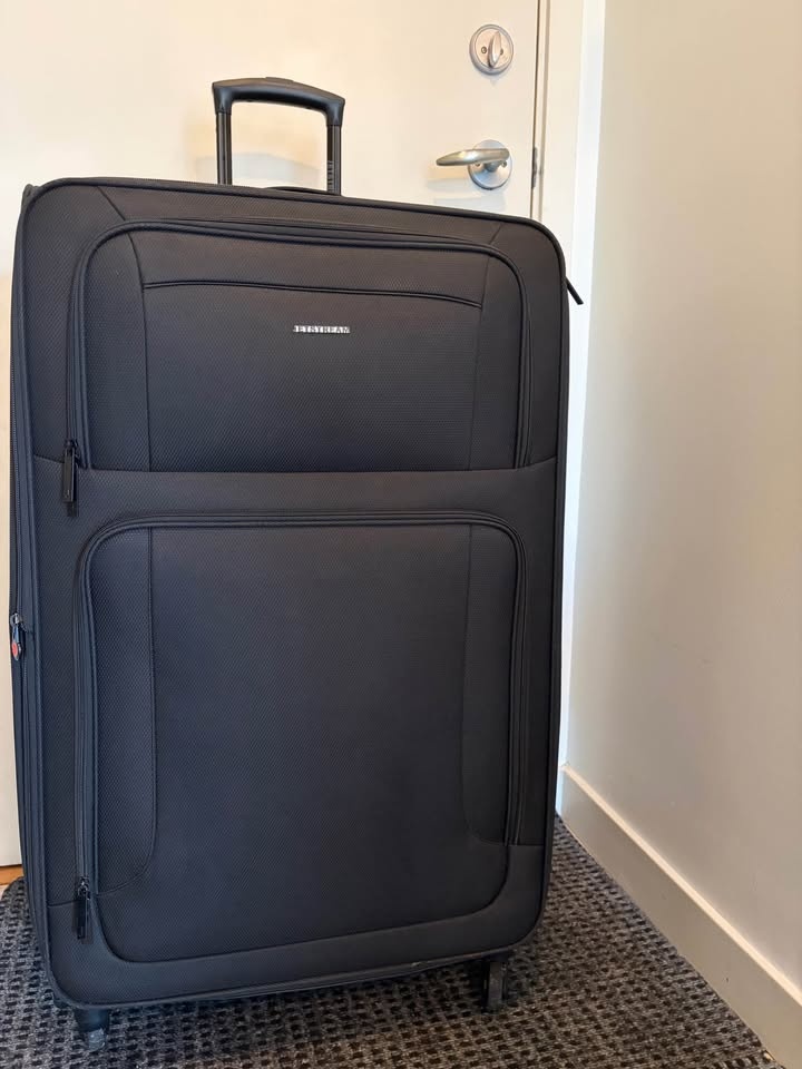 XL Suitcase – 32-inch, Lightweight - photo 3
