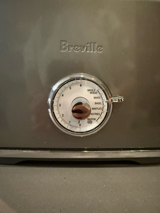 Breville Toast Select Luxe Toaster (Brand New) - photo 3