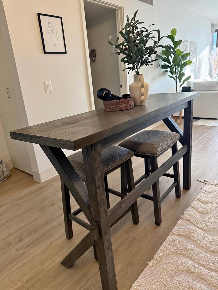 Kitchen table + stools